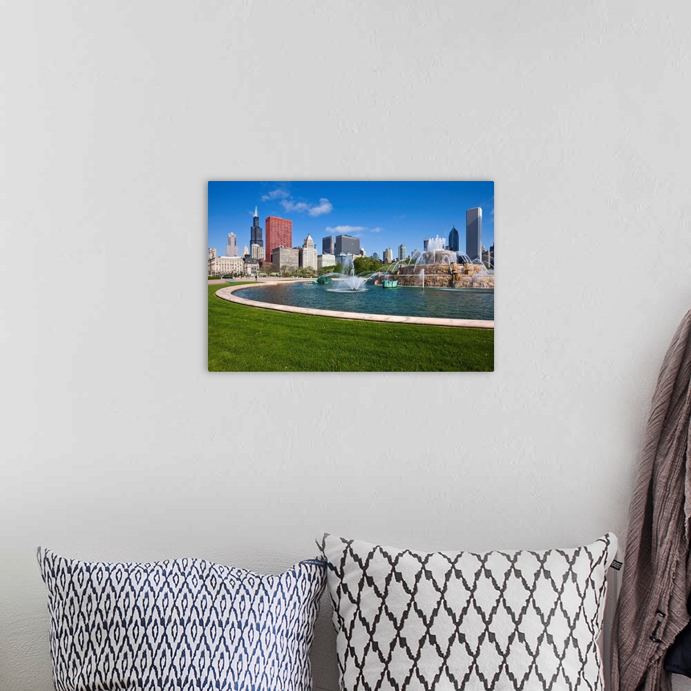 A bohemian room featuring Buckingham Fountain in Grant Park with Sears Tower, Chicago, Illinois