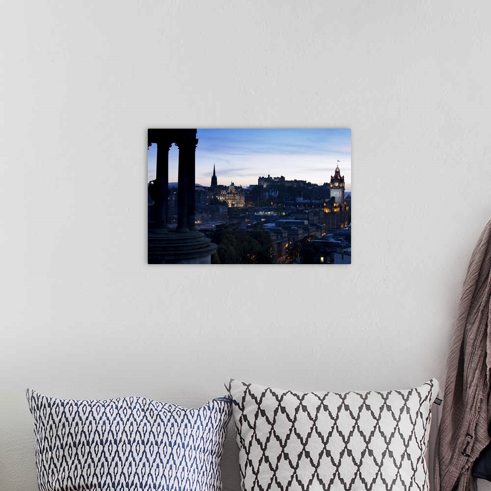 A bohemian room featuring Cityscape at dusk looking towards Edinburgh Castle, Edinburgh, Scotland, United Kingdom