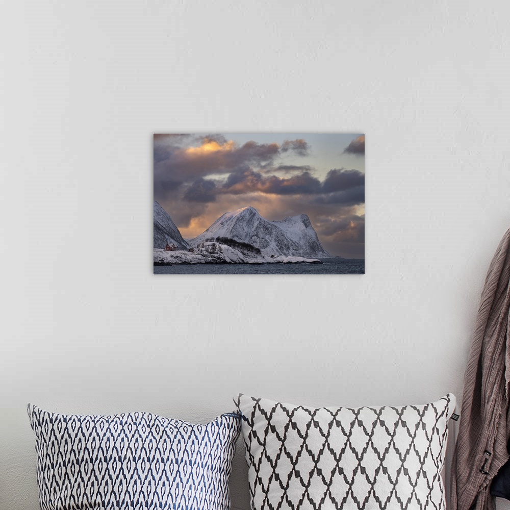 A bohemian room featuring View of Hamn and Teistevika at sunset backed by Indre Teisten mountain, Hamn, Senja, Troms og Fin...