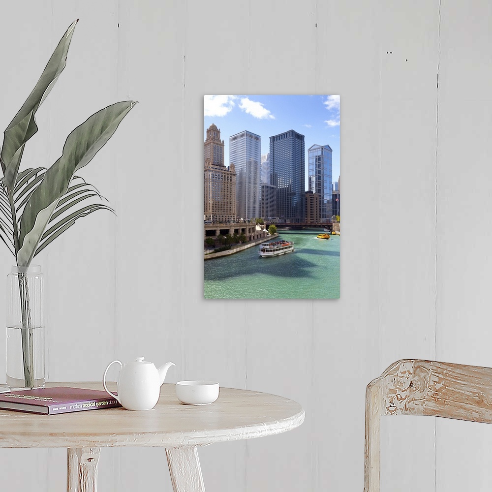 A farmhouse room featuring Tourist boat on the Chicago River, Chicago, Illinois