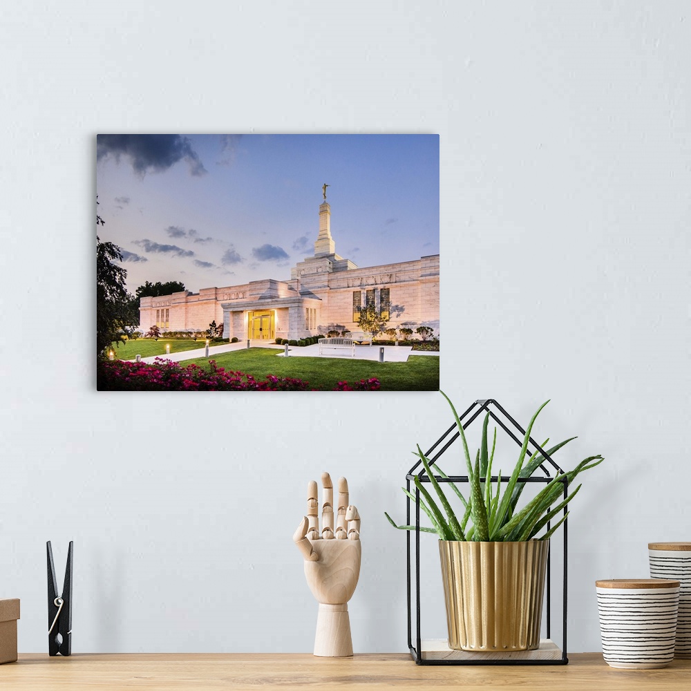 A bohemian room featuring The Columbus Ohio Temple was dedicated in September 1998 by John Carmack and again by Gordon Hinc...