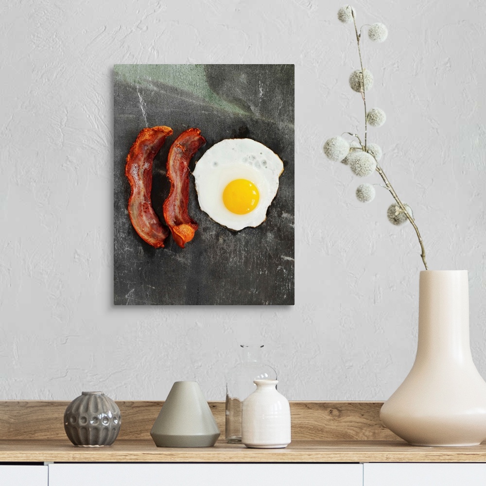 A farmhouse room featuring Fried egg and bacon