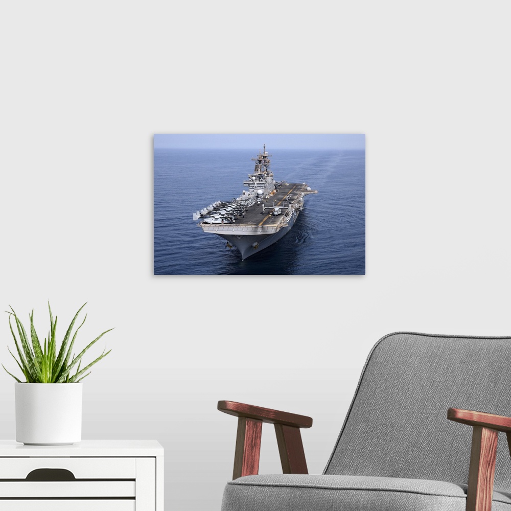 A modern room featuring Gulf of Aden, September 7, 2013 - The amphibious assault ship USS Kearsarge (LHD-3) conducts oper...