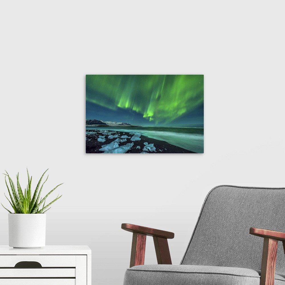 A modern room featuring A beautiful aurora display over the ice beach near Jokulsarlon, Iceland.