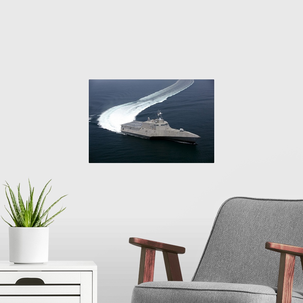 A modern room featuring The littoral combat ship Independence underway during builder's trials in the Gulf of Mexico.