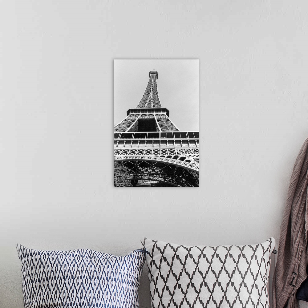 A bohemian room featuring Tour Eiffel