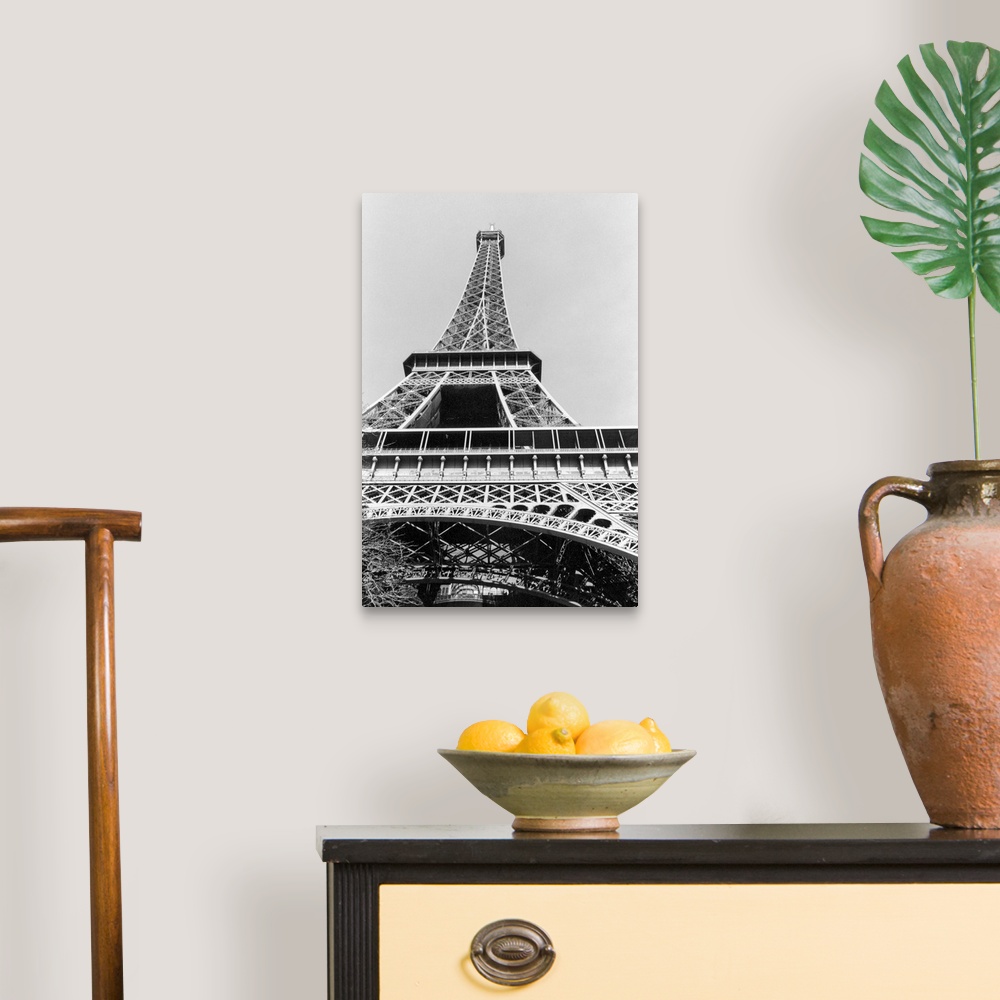 A traditional room featuring Tour Eiffel